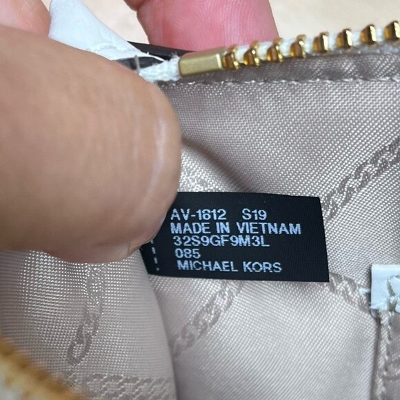 Michael Kors Wristlet in Gold and White Leather NWOT - Picture 14 of 16